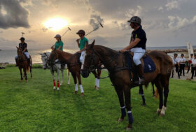 Punta Ala Polo Cup, che show la sfilata dei cavalli alla marina. Il sindaco Nappi: «Bello rivedere il grande polo nel nostro territorio»