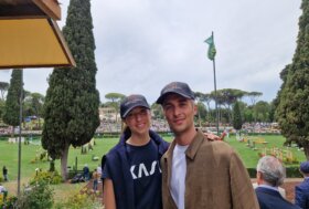 L’influencer Mattia Stanga a Piazza di Siena a guardare la sorella. Scatta l’idea social: “Presto dei video a tema equitazione”