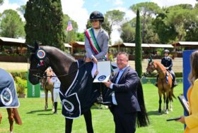 Marie Eder Ferrero, esordio super per l’amazzone dell’impero dolciario: a 17 anni vince a Piazza di Siena