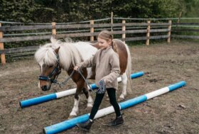 Estate a cavallo in Alto Adige: l’hotel 5* Familiamus inaugura il nuovo maneggio Equidolomites, con corsi dedicati ai bambini