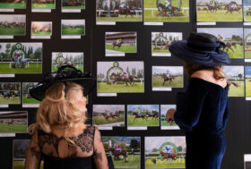 Eleganza, spettacolo e un tripudio di cappelli unici al Gran Premio Merano Alto Adige