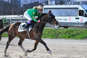 Il lunedì di trotto all’ippodromo Snai San Siro di Milano riscatto di Ambush Inthe Night nella prova tributo al driver Mario Manfredi, mentre il trotto montato parla tedesco con Teatox
