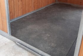 Costi di truciolo e lettiere in aumento? Riducili con il fondo in gomma