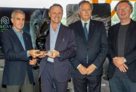 Piazza di Siena, Fieracavalli presenta la 128ª edizione e celebra le personalità del mondo equestre con le opere di Venini