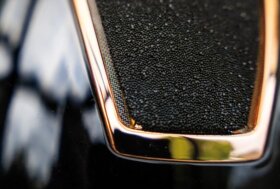 La testa è un bene prezioso. Proteggila con un cap sicuro, omologato e… anche bello!